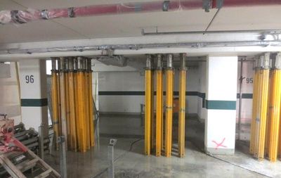 Gelbe Stahlstützen sichern die Decke einer Tiefgarage