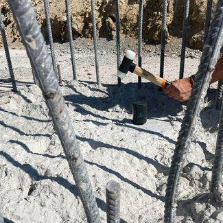 Pfahlintegritätsmessung nach Low-Strain-Methode an einem Ortbetonpfahl auf der Baustelle