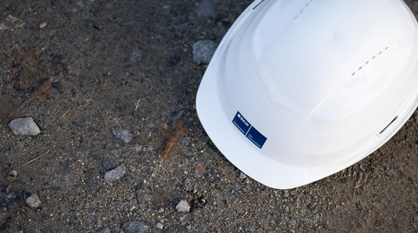 Bauhelm auf Baustellenboden