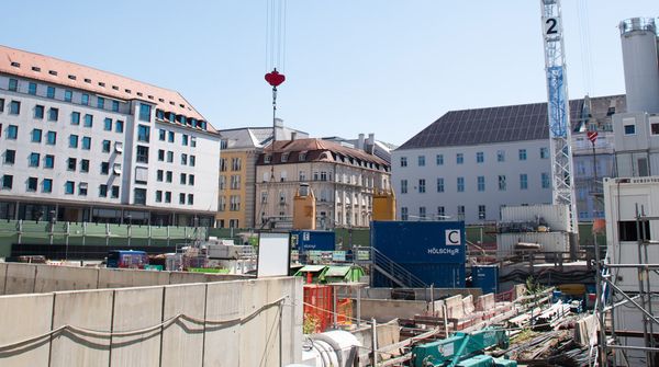 Baustellenbereich der Station Marienhof mit Baugrube und umliegender Bebauung im Münchner Stadtzentrum