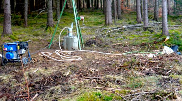 Verschiedene Arbeitsgeräte in einem Waldstück