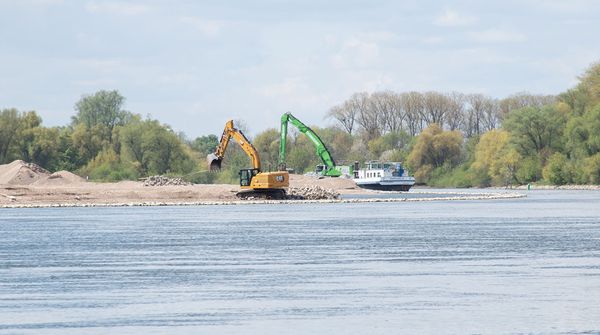 Zwei Bagger auf der Baustelle in der Donau
