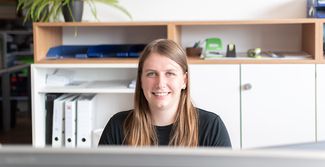 Die Duale Studentin Annalena bei der Arbeit im Büro.