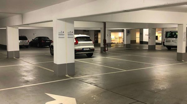 Autos in der Tiefgarage Bad Gögging