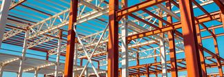 Stahlbaukonstruktion mit Stahlträgern und Tragwerk während der Errichtung eines Gewerbegebäudes
