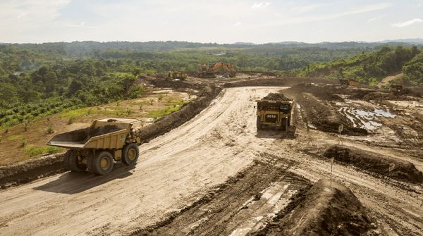 Baustelle mit laufenden Erdbaukontrollprüfungen und Baggern.