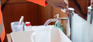 Wasserprobenentnahme aus einem Wasserhahn