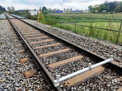 Vermessungsgeräte und Messinstrumente sind entlang von Bahngleisen für Bau- oder Wartungsarbeiten aufgebaut