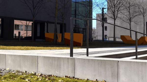 Gebäude der Technischen Hochschule Deggendorf mit Bäumen und Treppe