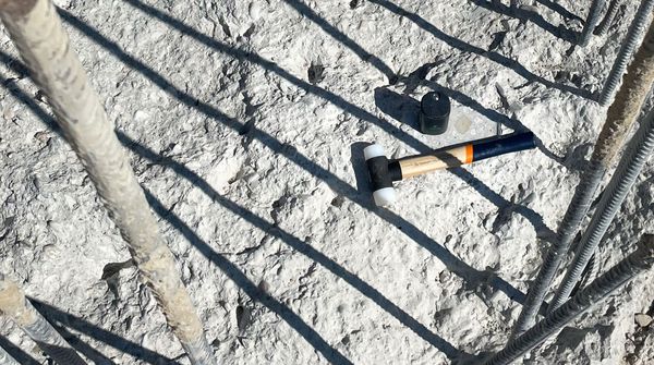 Messgerät zur zerstörungsfreien Prüfung eines Ortbetonpfahls nach Low-Strain-Verfahren