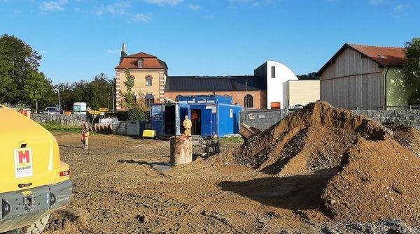Haufwerke und Bagger an der Hochwasserschutz-Baustelle in Simbach