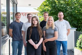 Die Auszubildenden von IFB Eigenschenk stehen vor dem Bürogebäude
