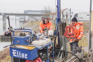 Zwei IFB Eigenschenk Mitarbeiter bei den Bohrarbeiten am Deggendorfer Hafen