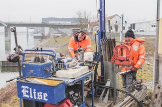 Zwei IFB Eigenschenk Mitarbeiter bei den Bohrarbeiten am Deggendorfer Hafen