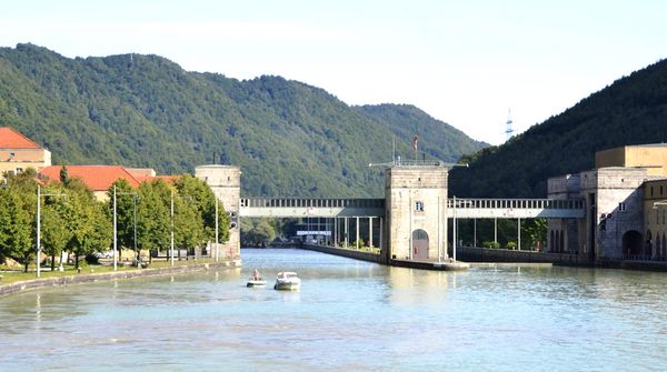 Im Vordergrund die Donau und im Hintergrund der Energiespeicher Riedl Jochenstein und Wälder