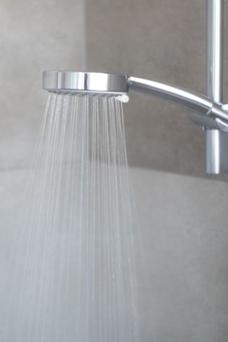 Dusche mit heißem Wasser