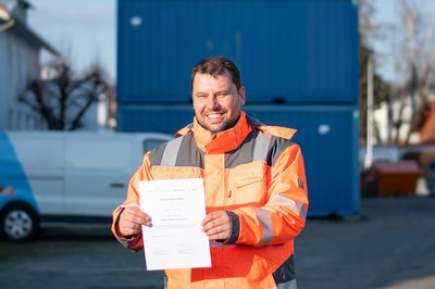 Andreas mit seiner Zertifizierung für bodenkundliche Baubegleitung