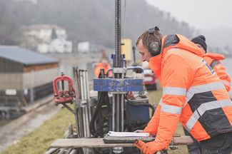 Ein IFB Eigenschenk Mitarbeiter notiert die Bohrtiefe und Schlagzahl der Bohrung