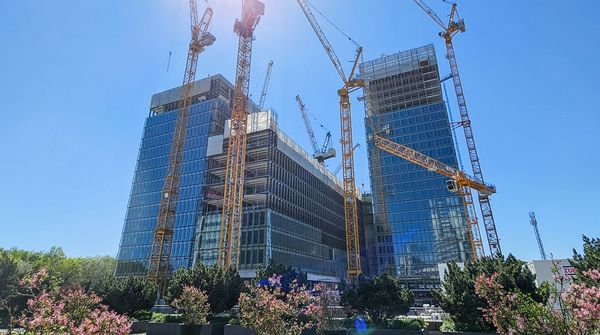 Mehrere Krane an der TRIDEA Baustelle in München