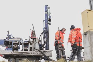 Zwei IFB Eigenschenk Mitarbeiter bei den Bohrarbeiten am Deggendorfer Hafen