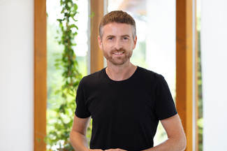 Profilbild Vermessungs-Expert Martin Engelhaupt vor moderner Glasfassade
