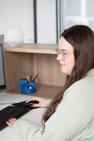 Praktikantin Katrin bei ihrer Arbeit am PC