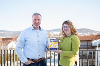 Ein Mann und eine Frau aus der Personalabteilung mit dem Kununu Top Company-Award