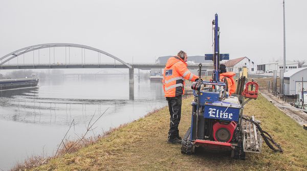 Zwei IFB Eigenschenk Mitarbeiter bei den Bohrarbeiten am Deggendorfer Hafen