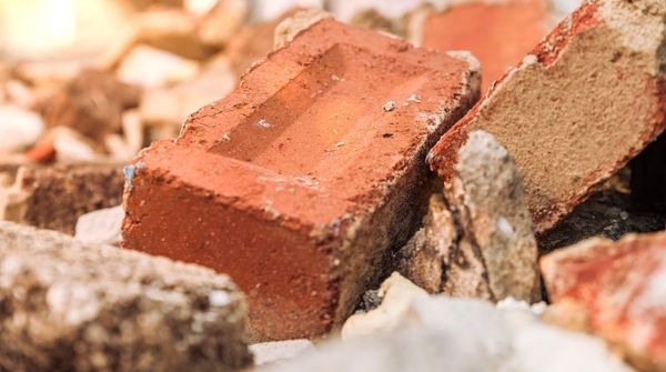 Nahaufnahme eines Haufens aus Ziegelsteinen 