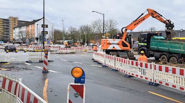 Bagger und abgesperrte Straße aufgrund des Ausbaus der Straßenbahnlinie 1 in Bremen