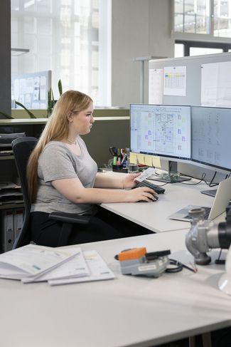eine Bauzeichnerin arbeitet am PC