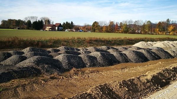 Erdhügel entlang eines Feldes wegen der Baustelle Hochwasserschutz Niederalteich 
