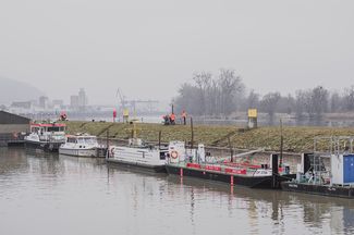 Zwei IFB Eigenschenk Mitarbeiter bei den Bohrarbeiten am Deggendorfer Hafen