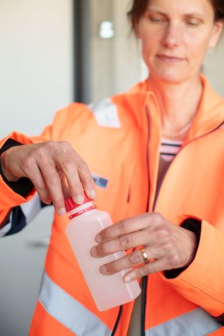 Wasserprobeentnahme in Plastikbehälter
