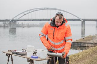 Ein IFB Eigenschenk Mitarbeiter entnimmt eine Bodenprobe am Deggendorfer Hafen