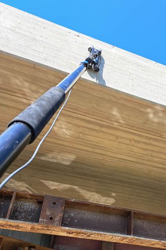 Ein Messgerät an einer älteren Außenwand