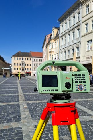 Nivelliergerät am historischen Marktplatz in Zittau