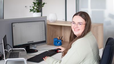 Praktikantin Katrin bei ihrer Arbeit am PC