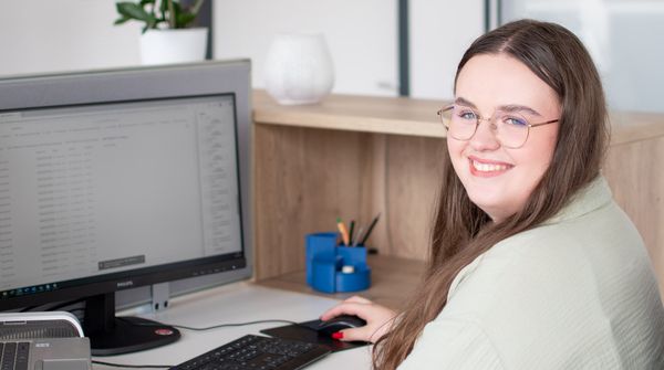 Praktikantin Katrin bei ihrer Arbeit am PC