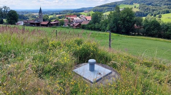 Trinkwasserbrunnen in ländlicher Umgebung zur Wasserversorgung